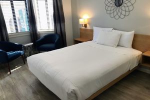 Alojamiento - Touchstone Hotel