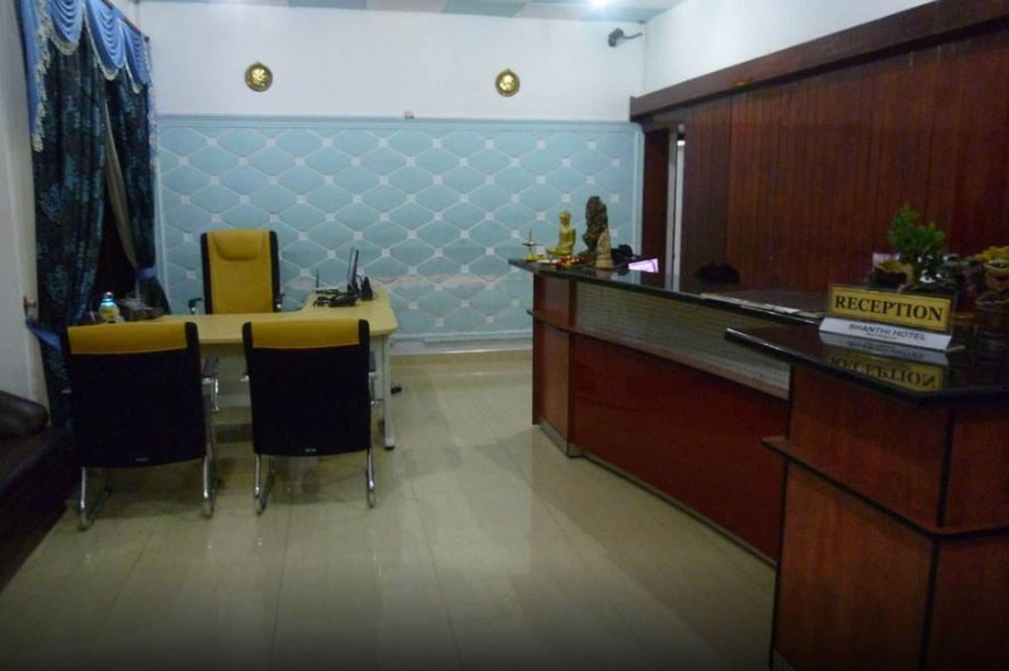 Vista Lobby Crown Grand Hotel