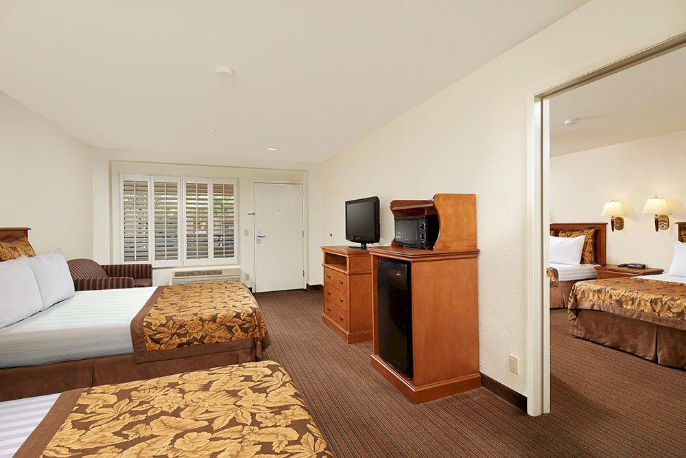 Comodidades do estabelecimento Anaheim Desert Inn and Suites