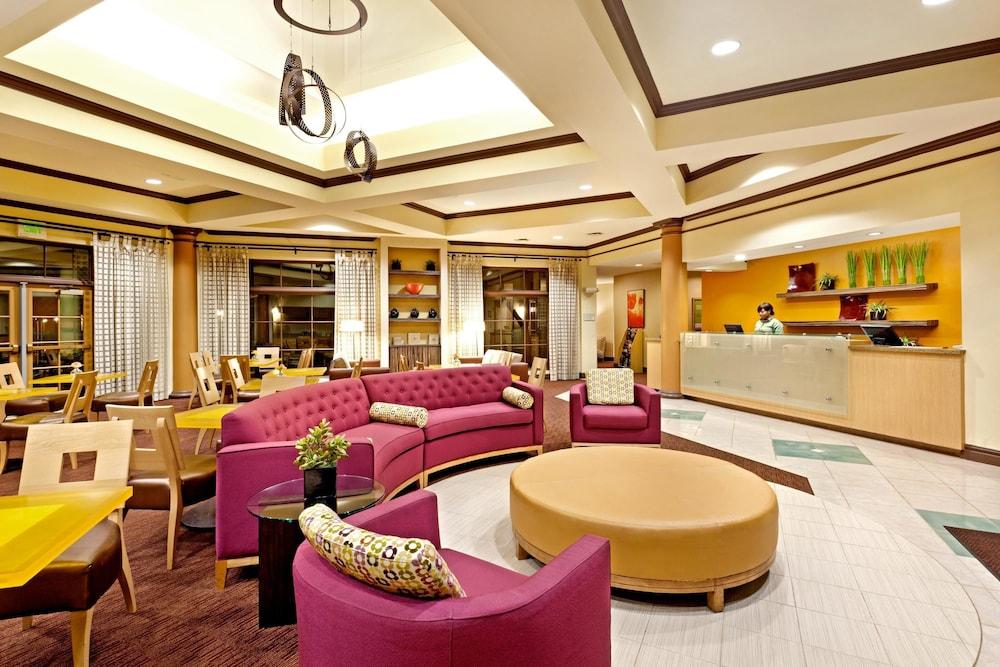 Vista Lobby La Quinta Inn & Suites by Wyndham Raleigh Cary