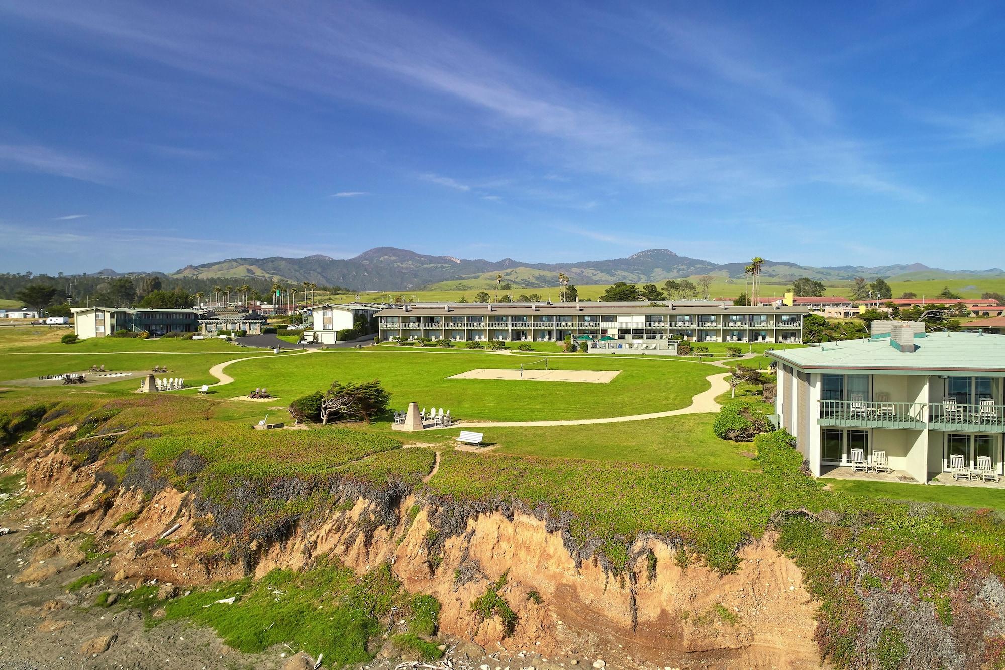 Vista Exterior Cavalier Oceanfront Resort