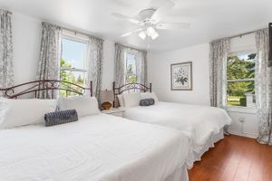 Alquiler Vacacional - The "Darling Duplex" in South Haven! 2 units. 12 guests. 4 bedrooms. 2.5 baths.