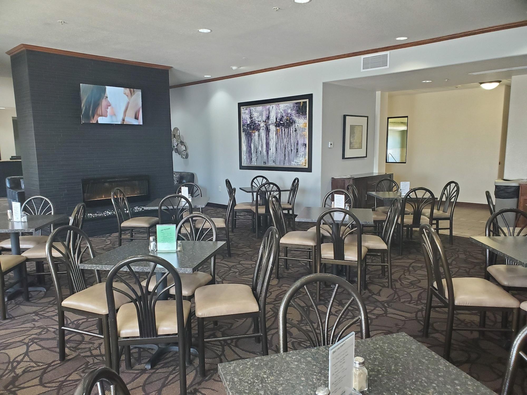 Restaurant Expressway Suites Fargo