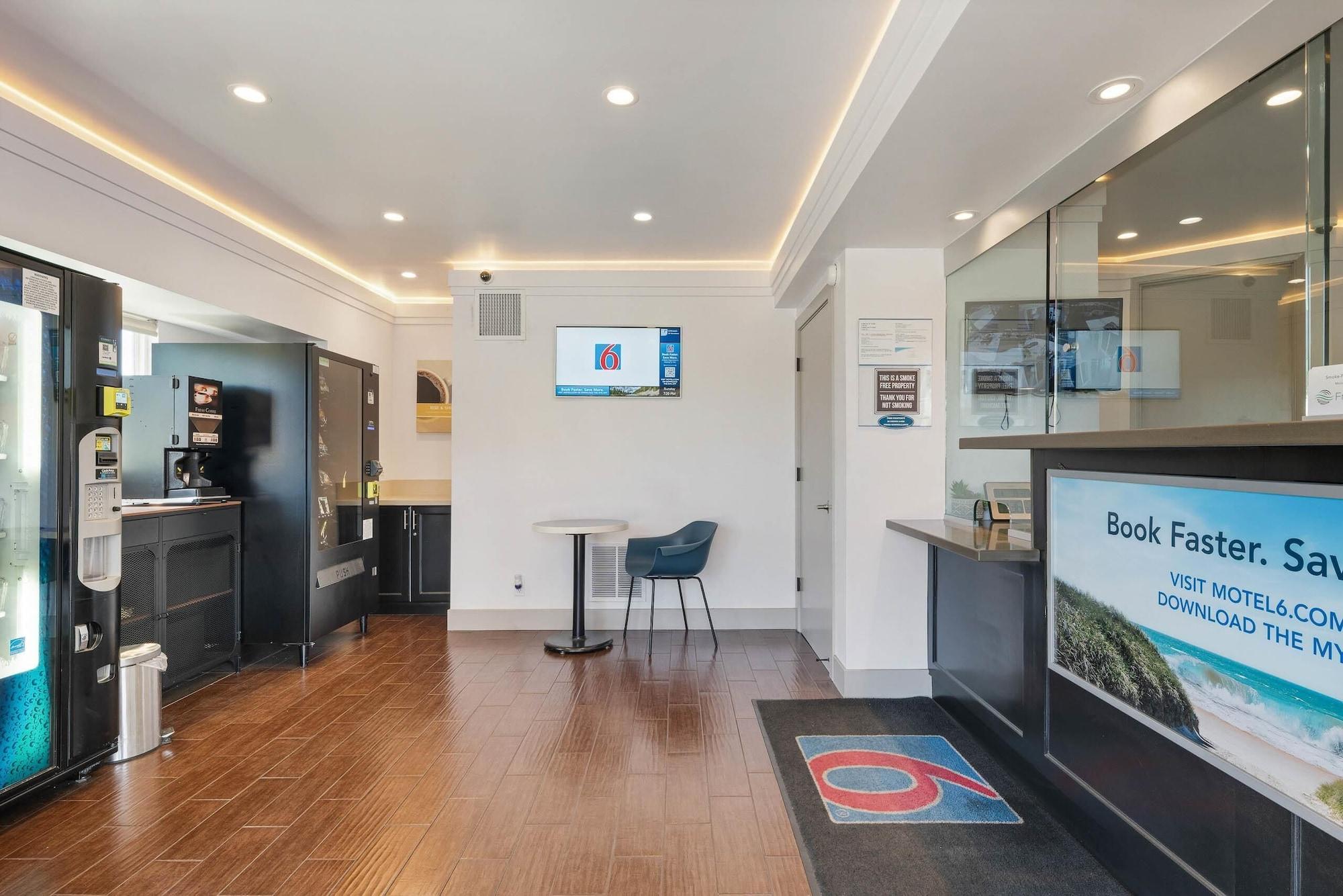 Vista Lobby Motel 6 La Mesa, CA