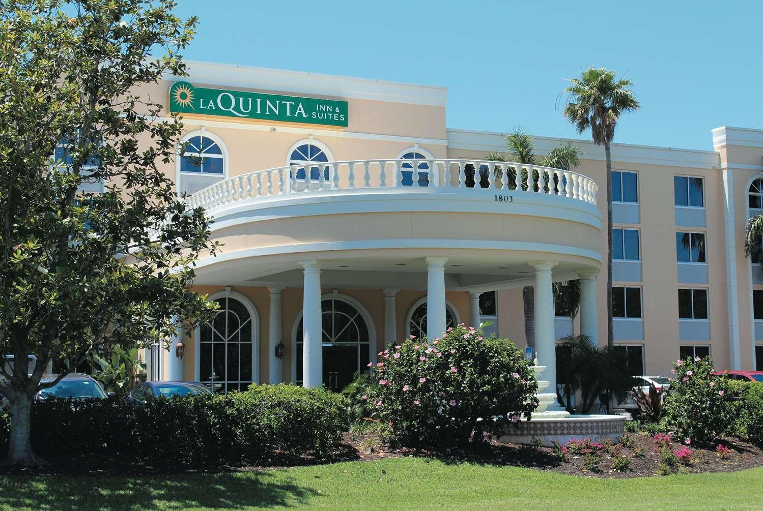 Vista da fachada La Quinta Inn & Suites Sarasota