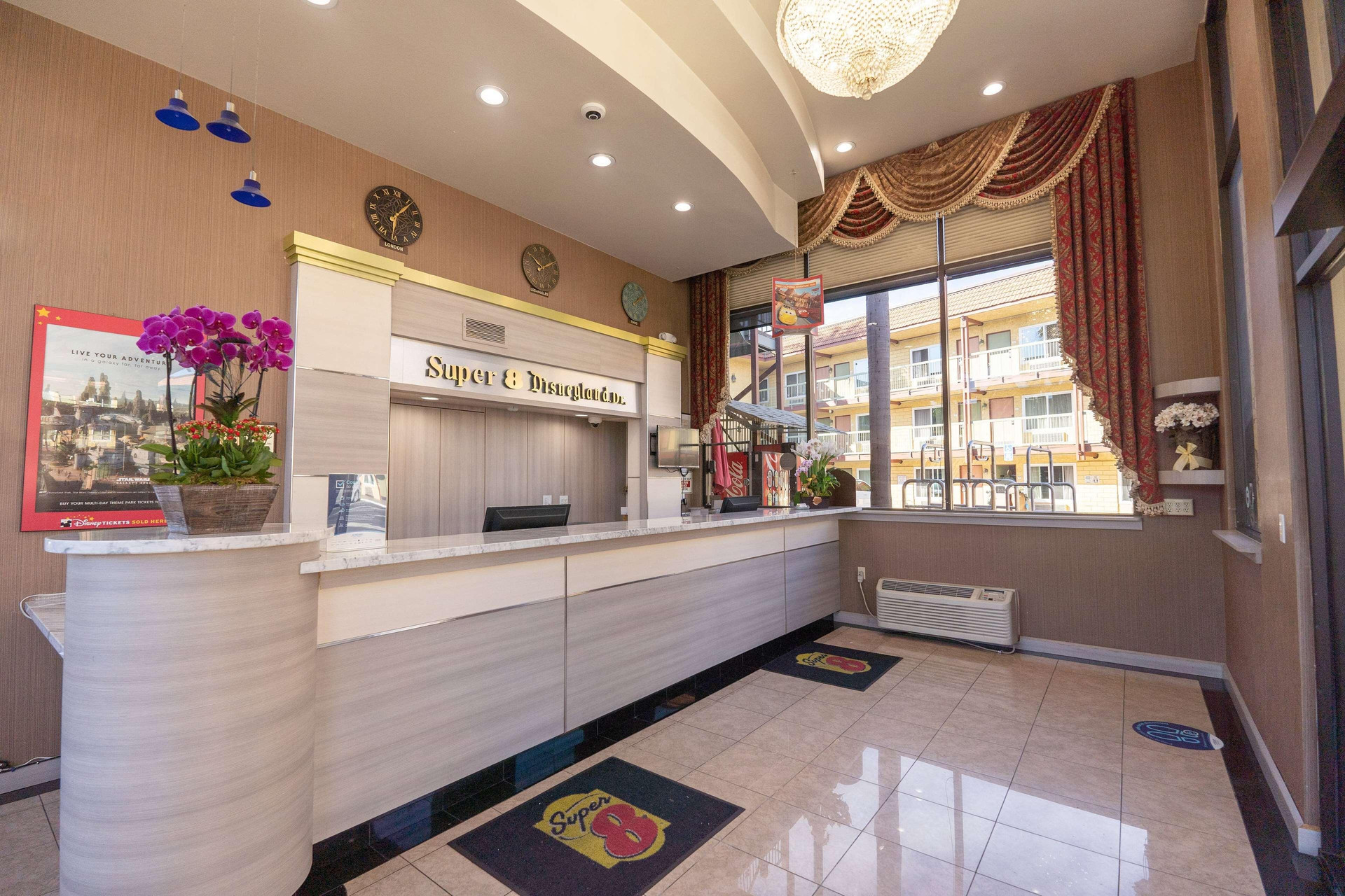 Vista Lobby Super 8 by Wyndham Anaheim/Disneyland Drive