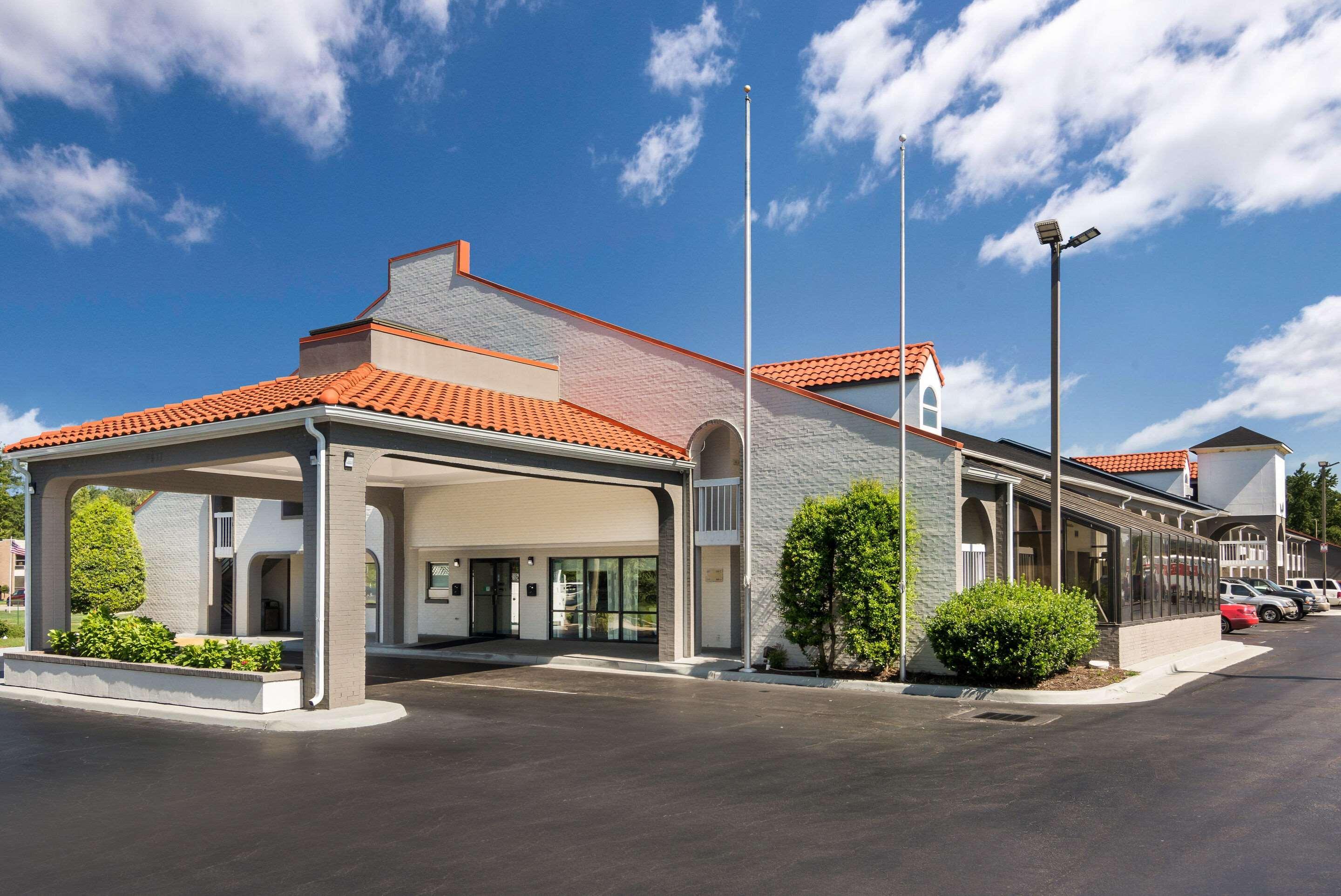 Vista Exterior Rodeway Inn At Fort Lee