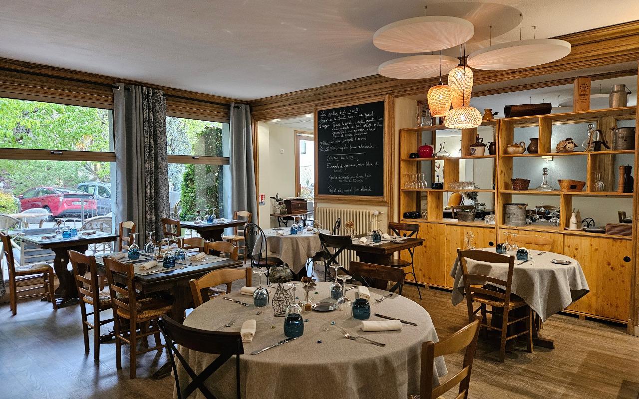 Área de desayuno Logis Hotel Le Mont Barral