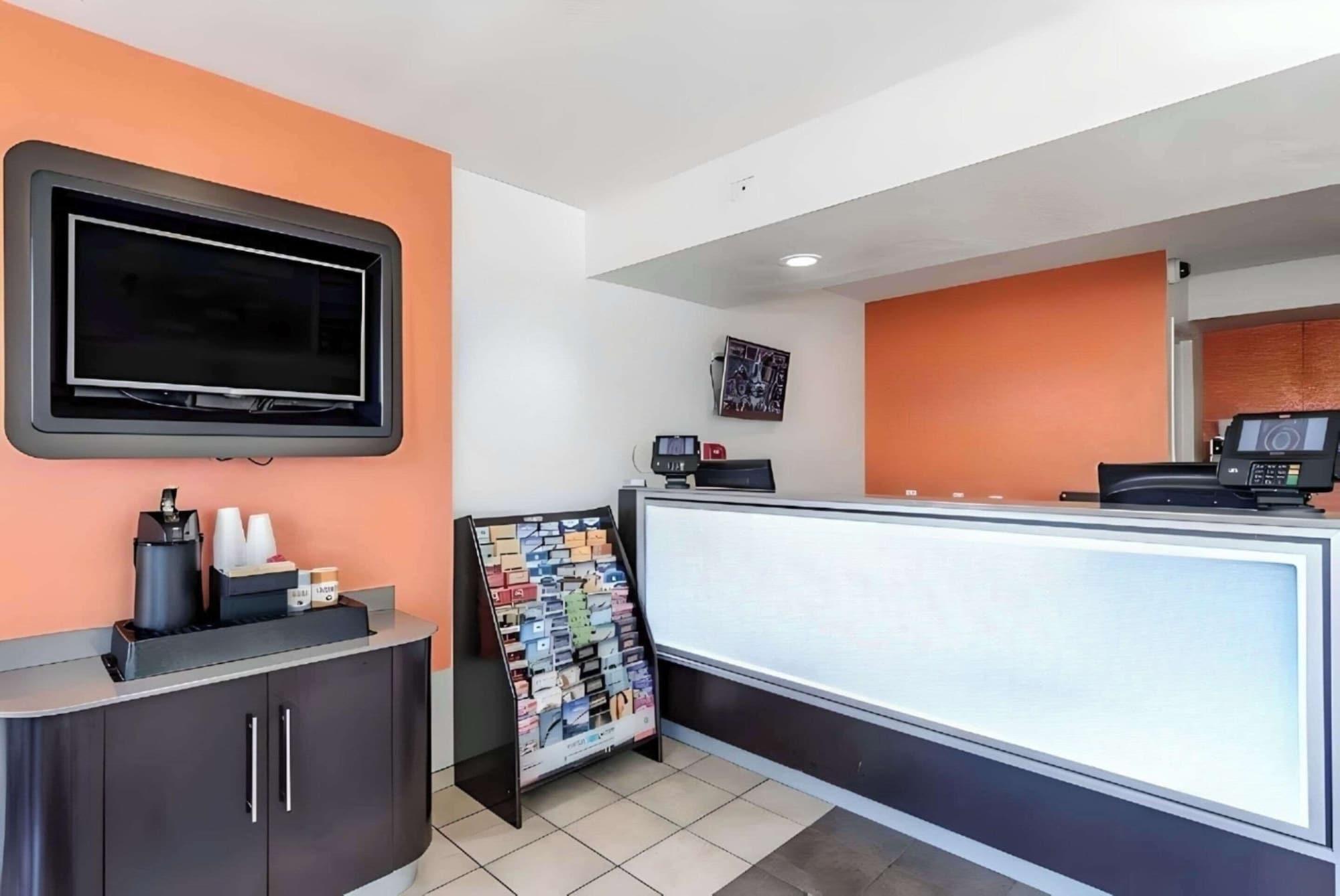 Vista Lobby Motel 6 Modesto CA