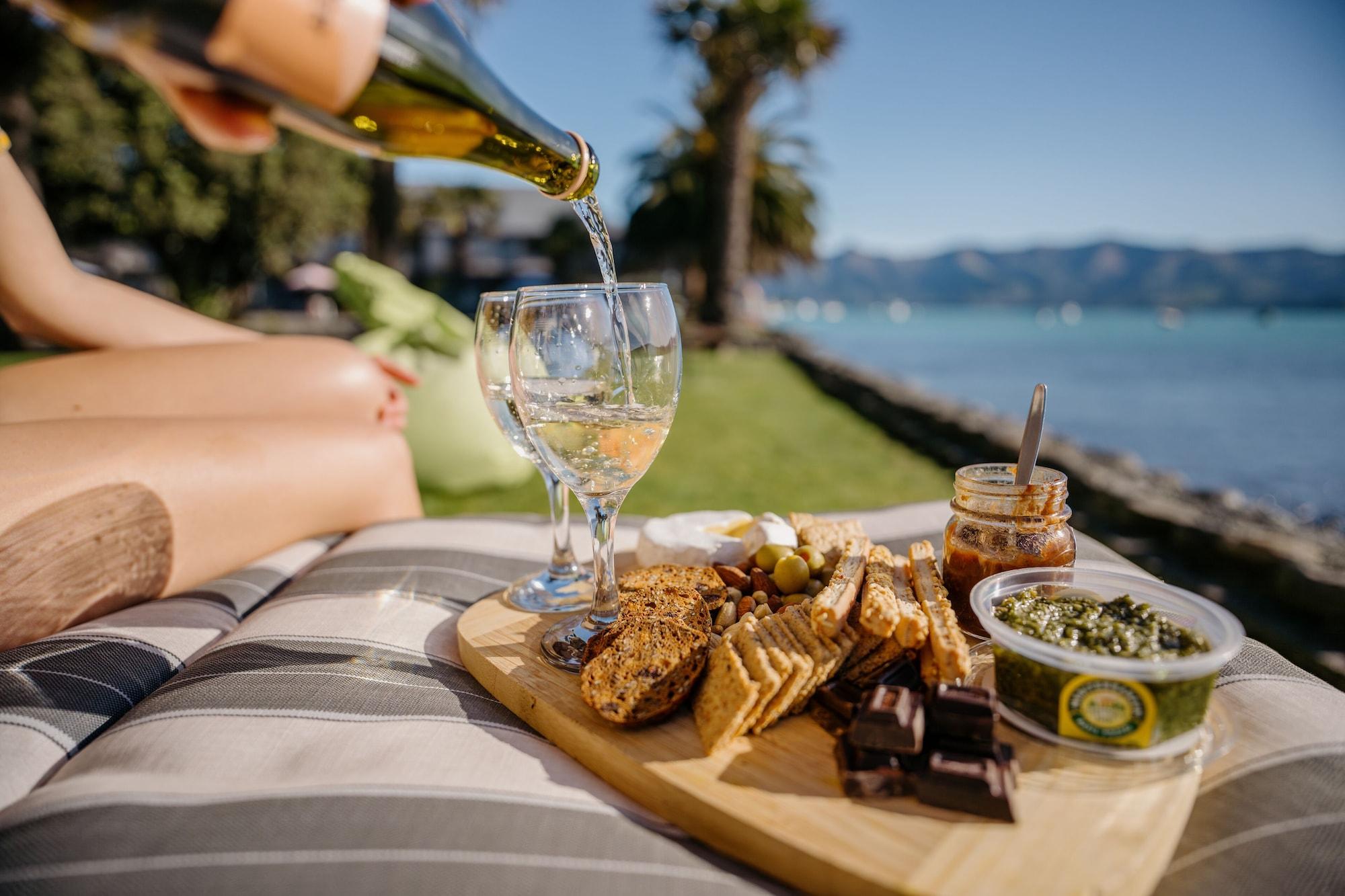 Vista Exterior Akaroa Waterfront Motels