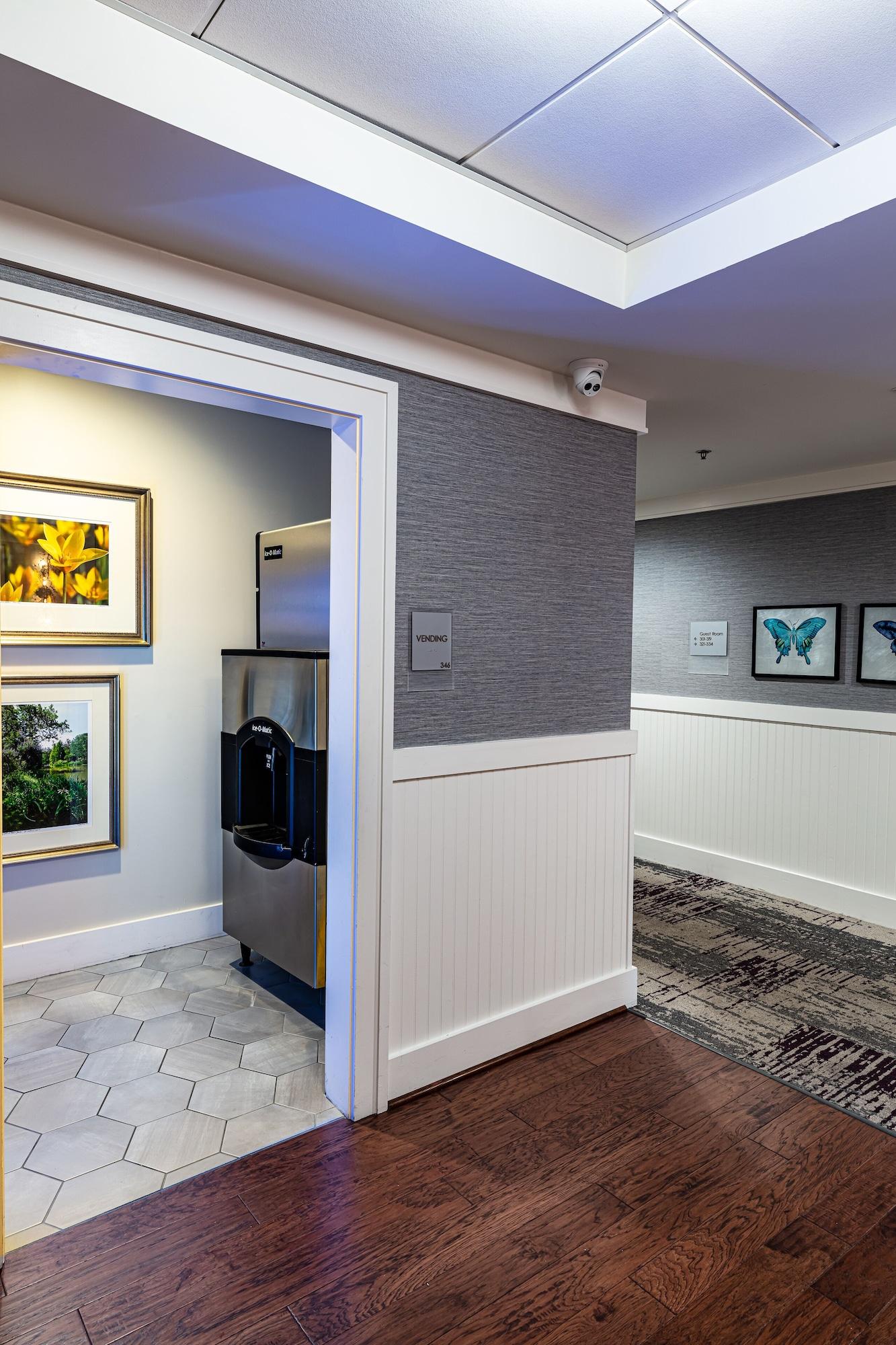 Varios The Inn at the Crossroads