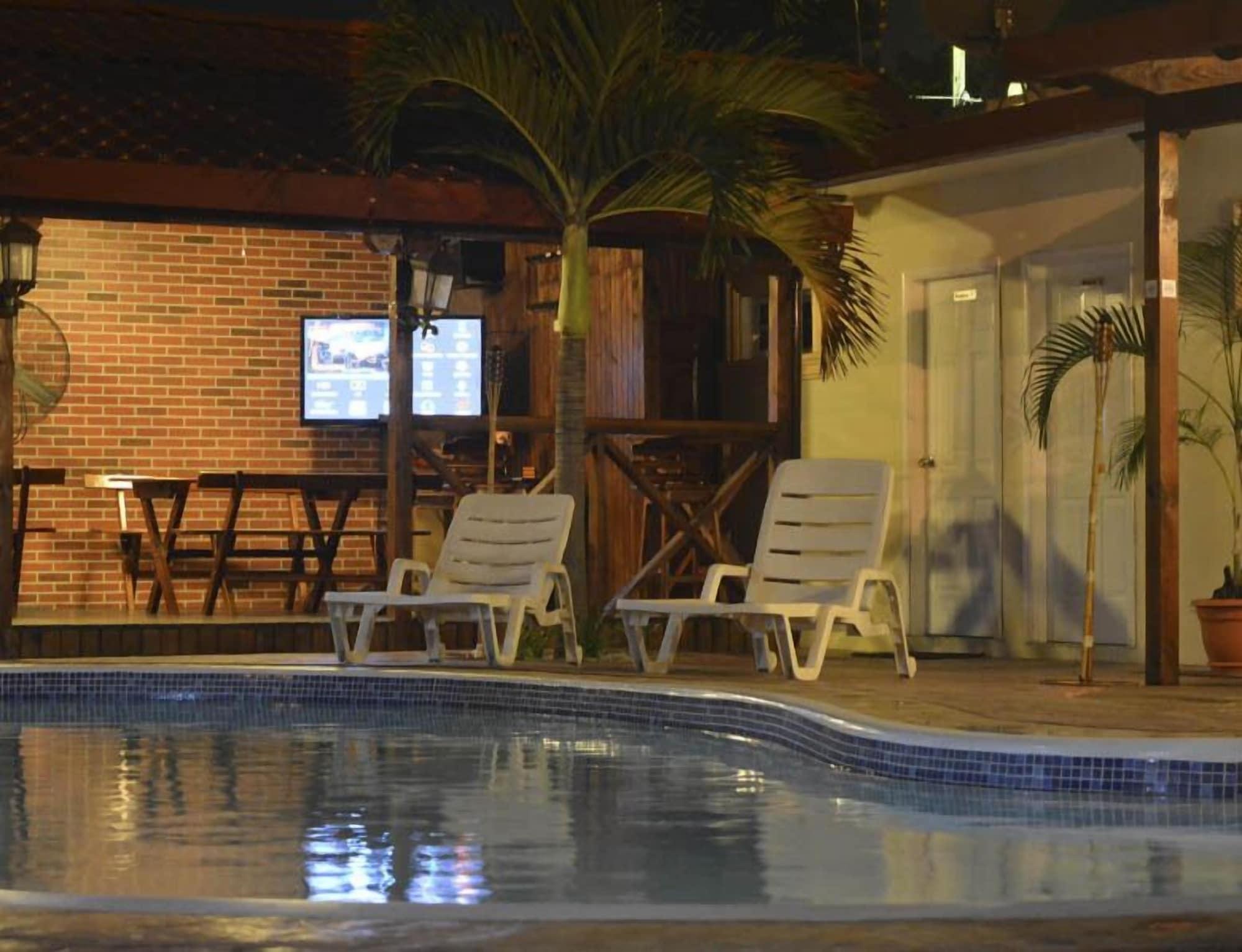 Vista Piscina TRAVEL SUITES
