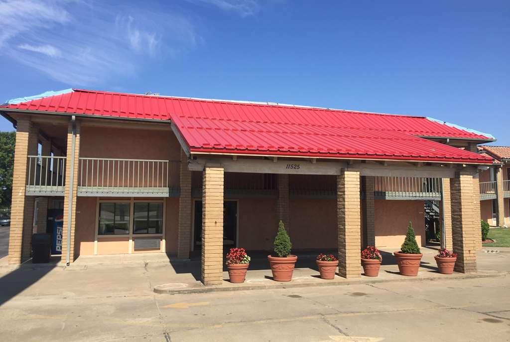 Vista Exterior Travelodge by Wyndham Tulsa