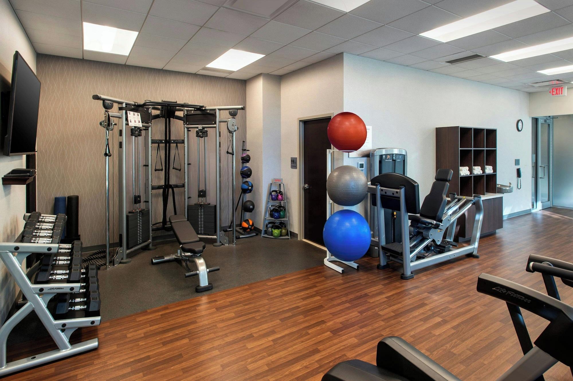 Gimnasio Courtyard Philadelphia South at The Navy Yard