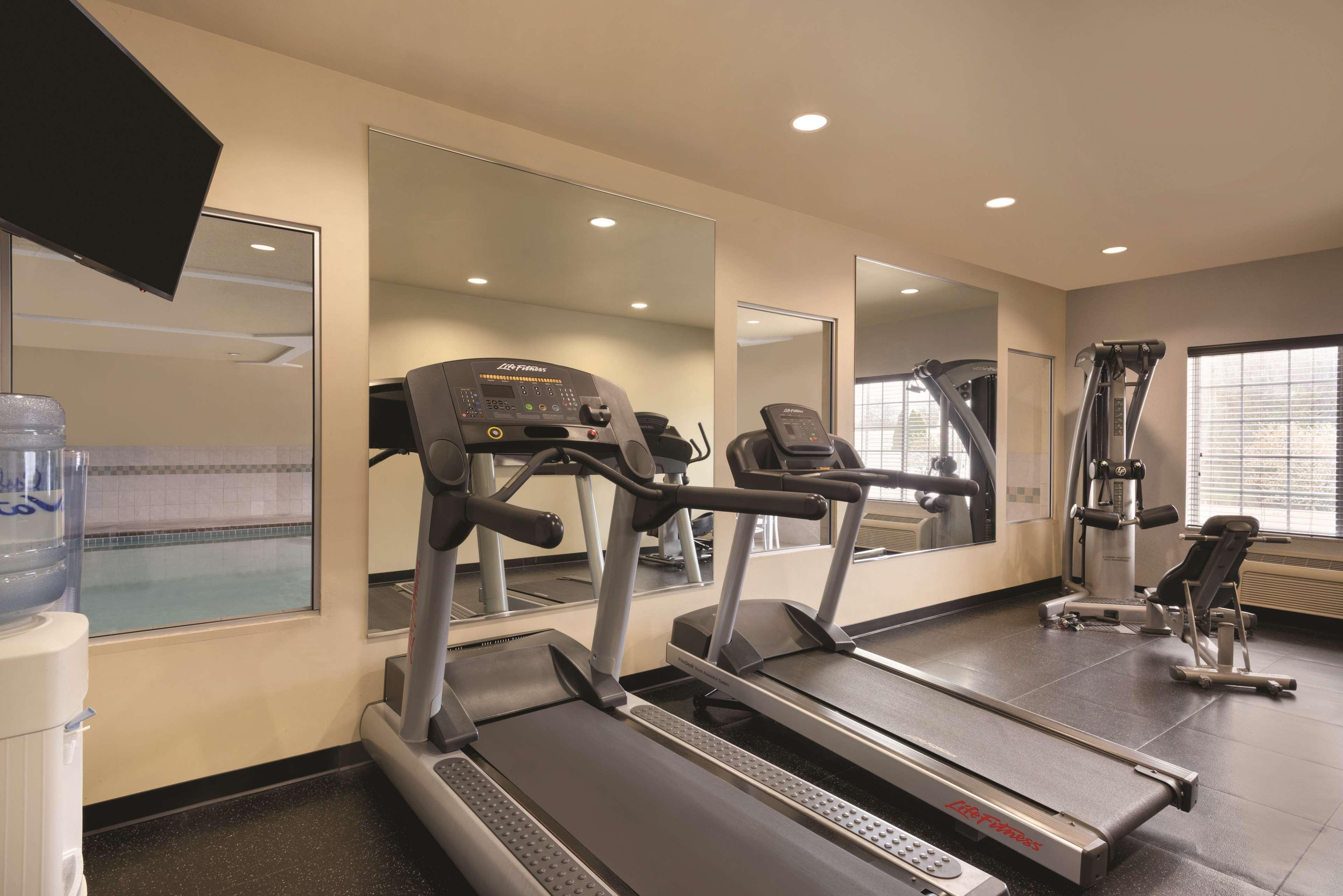Gimnasio Country Inn & Suites by Radisson, Valparaiso, IN