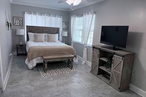 Alquiler Vacacional - Game Day & Getaway Ready. Walk to Stadium. 3BR with Yard & Grill. Pet Friendly