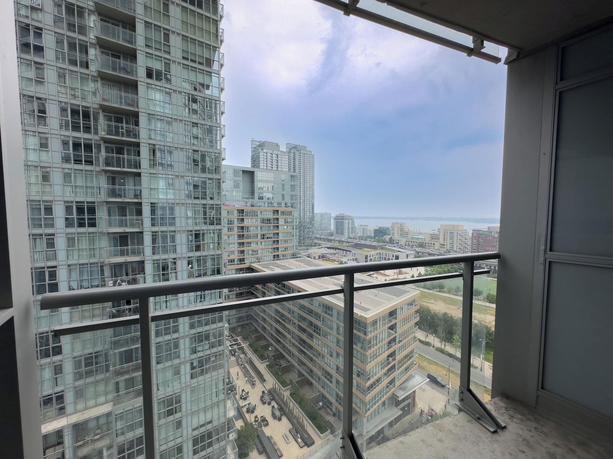 Equipamiento de Habitación Lux Lakeview Suite CNTower Free Parking