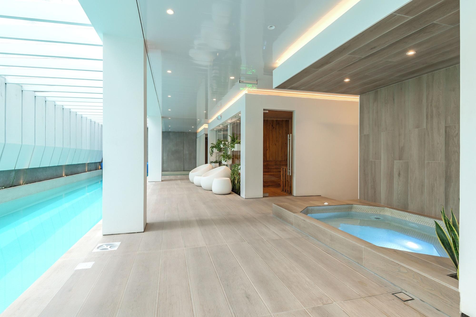 Vista Piscina Edificio SEIS by Host Ecuador