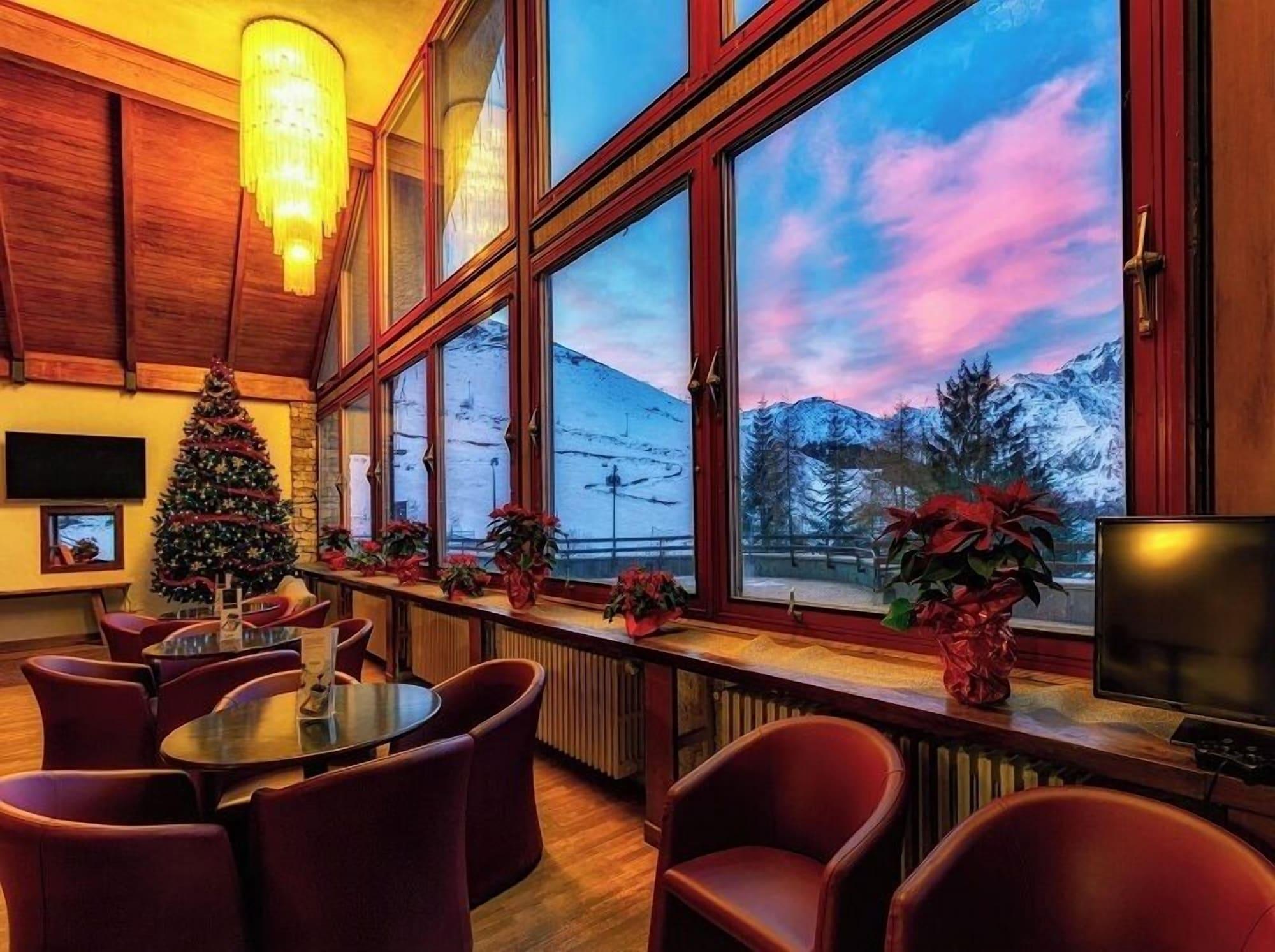 Vista Lobby Hotel Mondolè