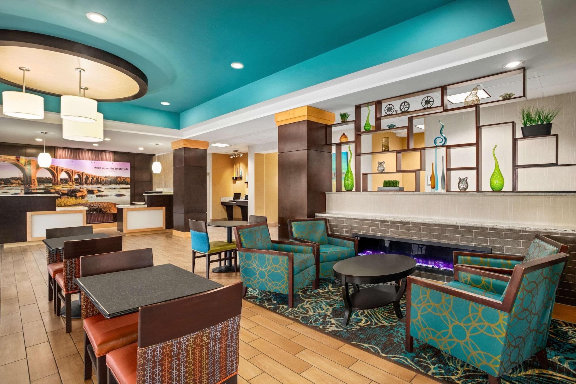 Vista Lobby La Quinta Inn & Suites by Wyndham Richmond-Midlothian