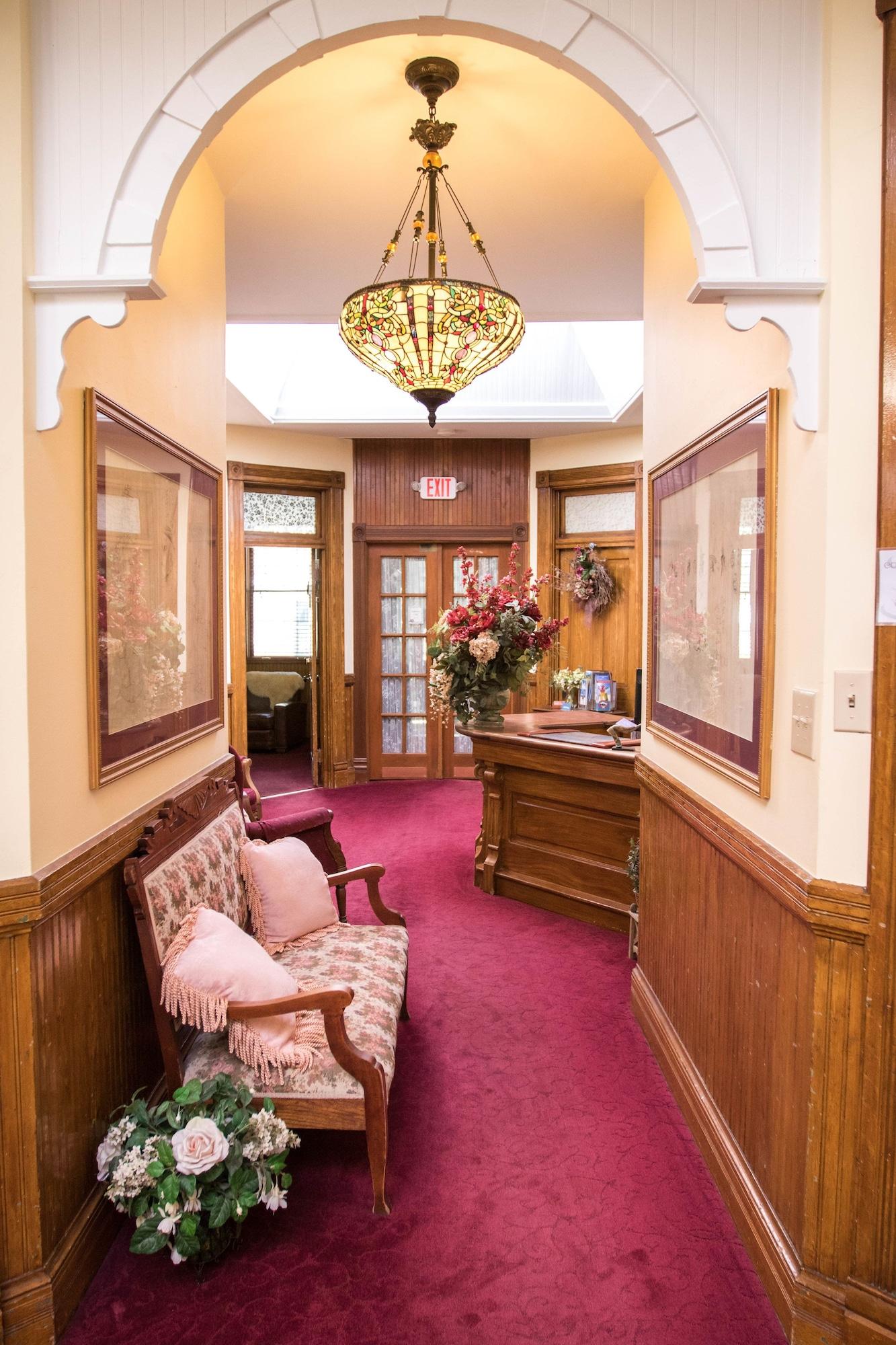 Vista Lobby Teller House