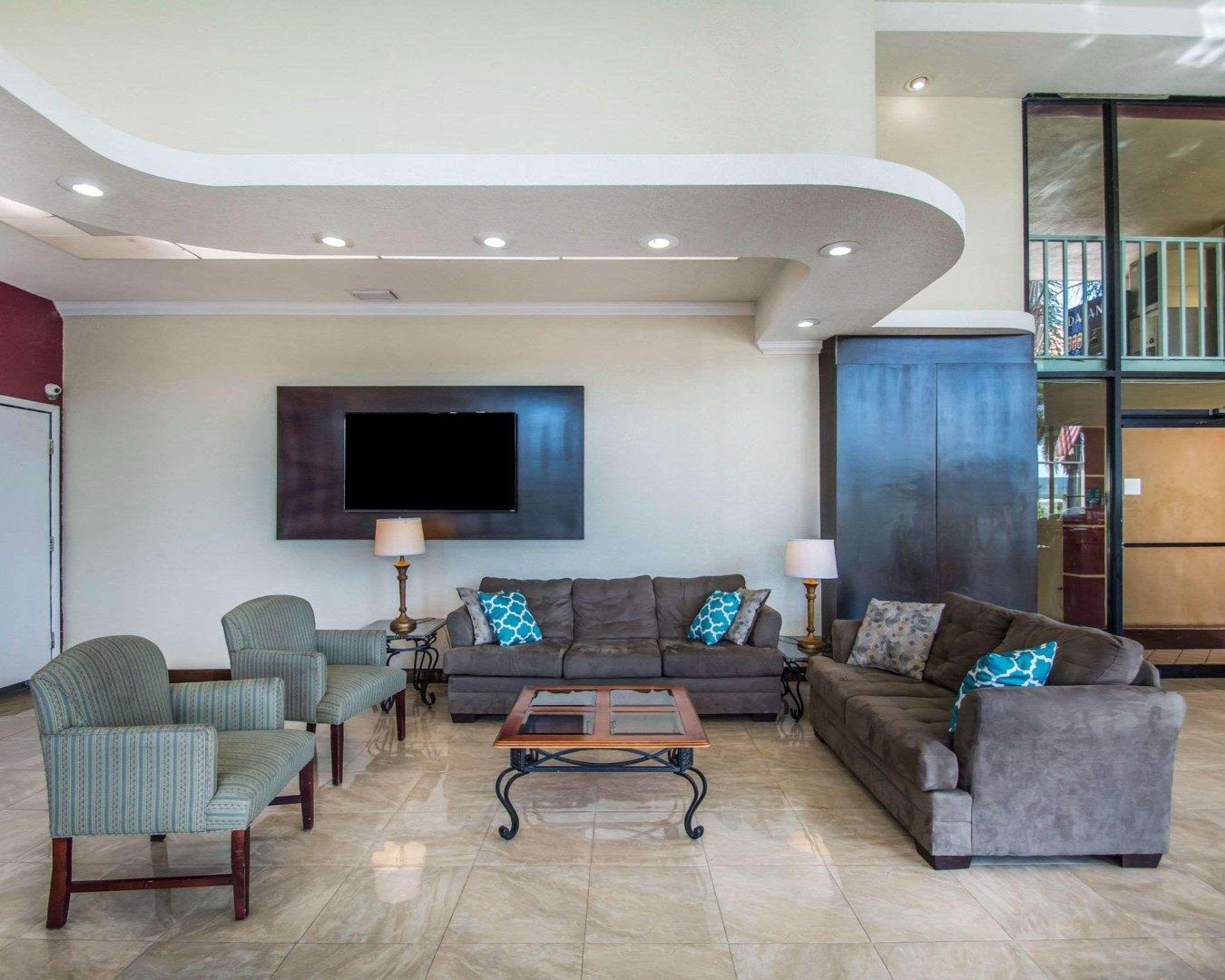 Vista Lobby Quality Inn & Suites at Tropicana Field