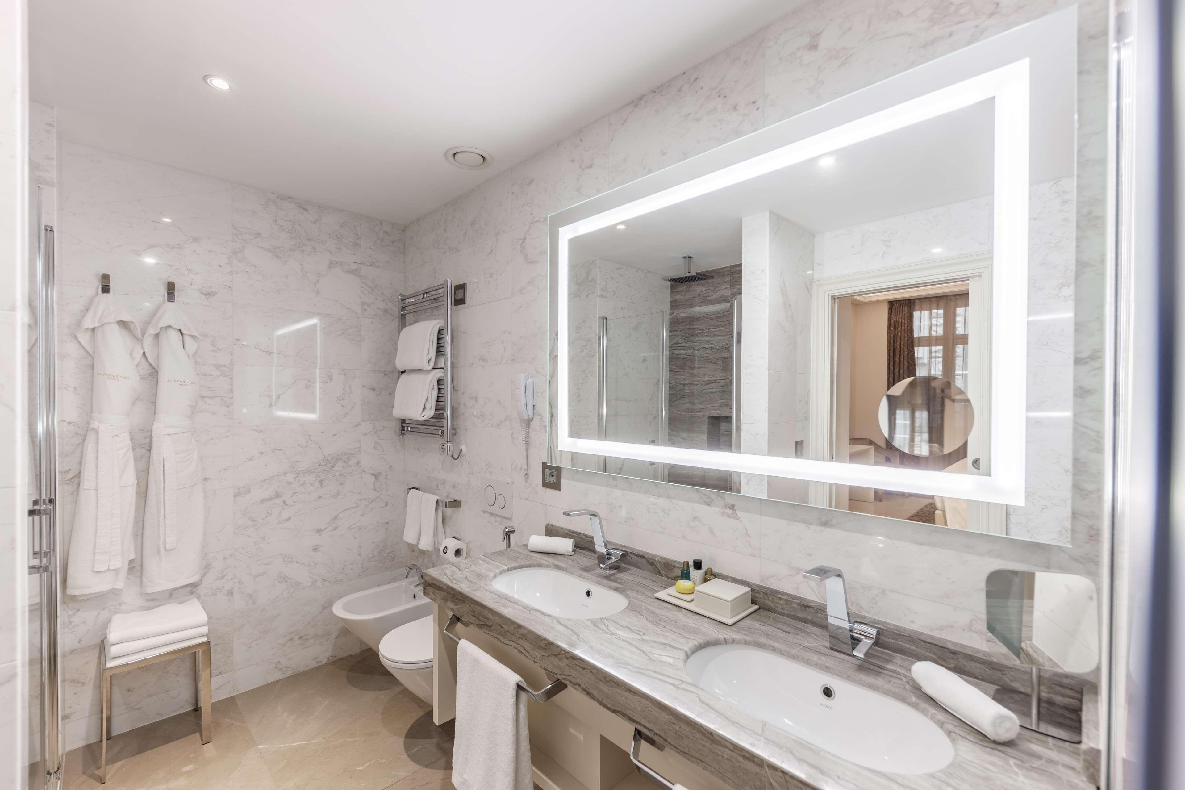 Vista Exterior Aleph Rome Hotel Curio Collection by Hilton