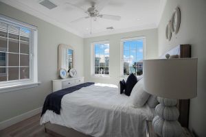 Renta Vacacional - New 4 Bedroom, just 60 steps from the Beach and Pool in Gated Community