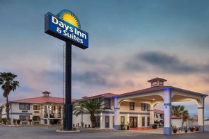 Alojamiento - Days Inn & Suites by Wyndham Braunig Lake