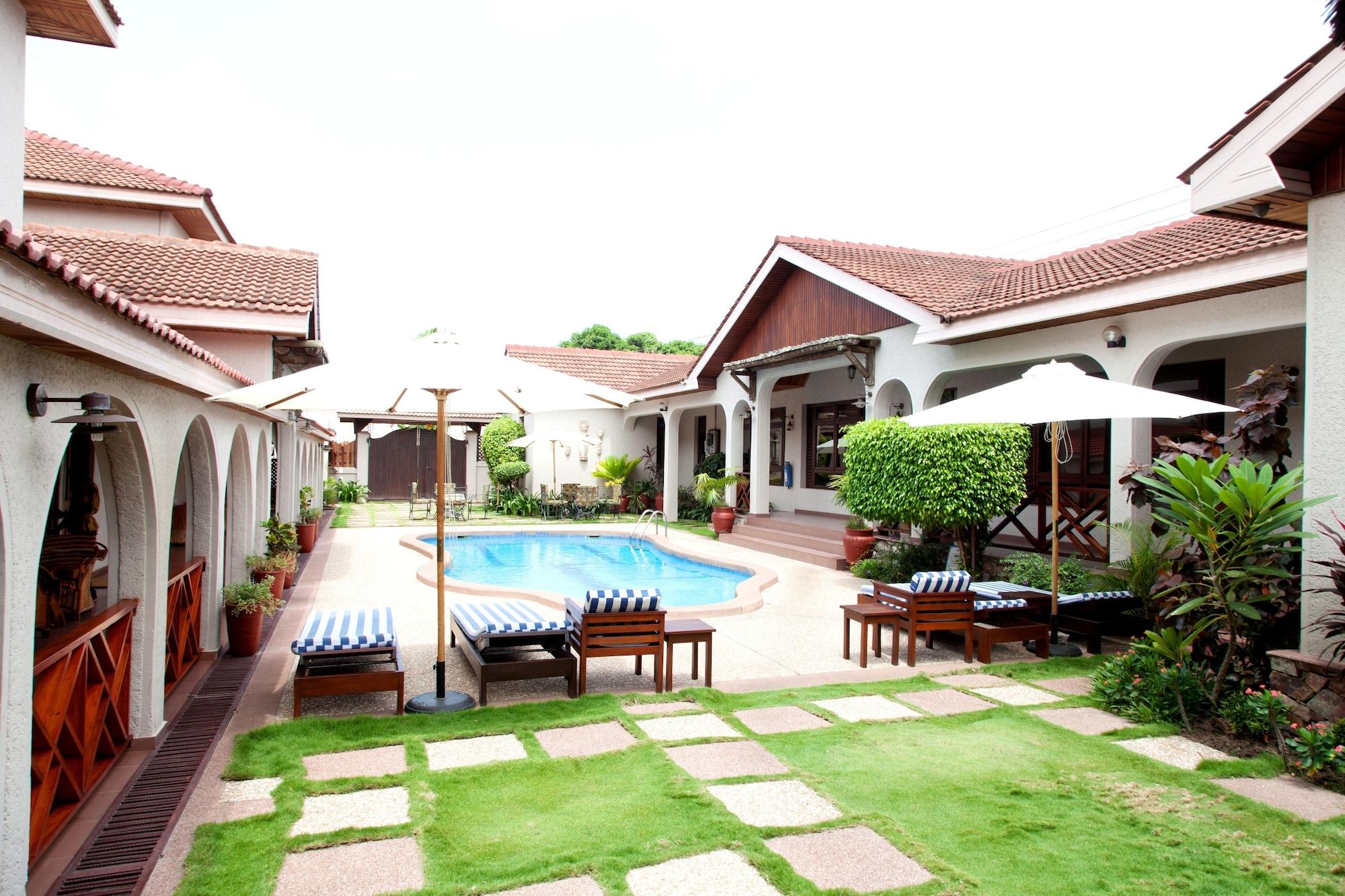 Vista Exterior Mahogany Lodge, Cantonments