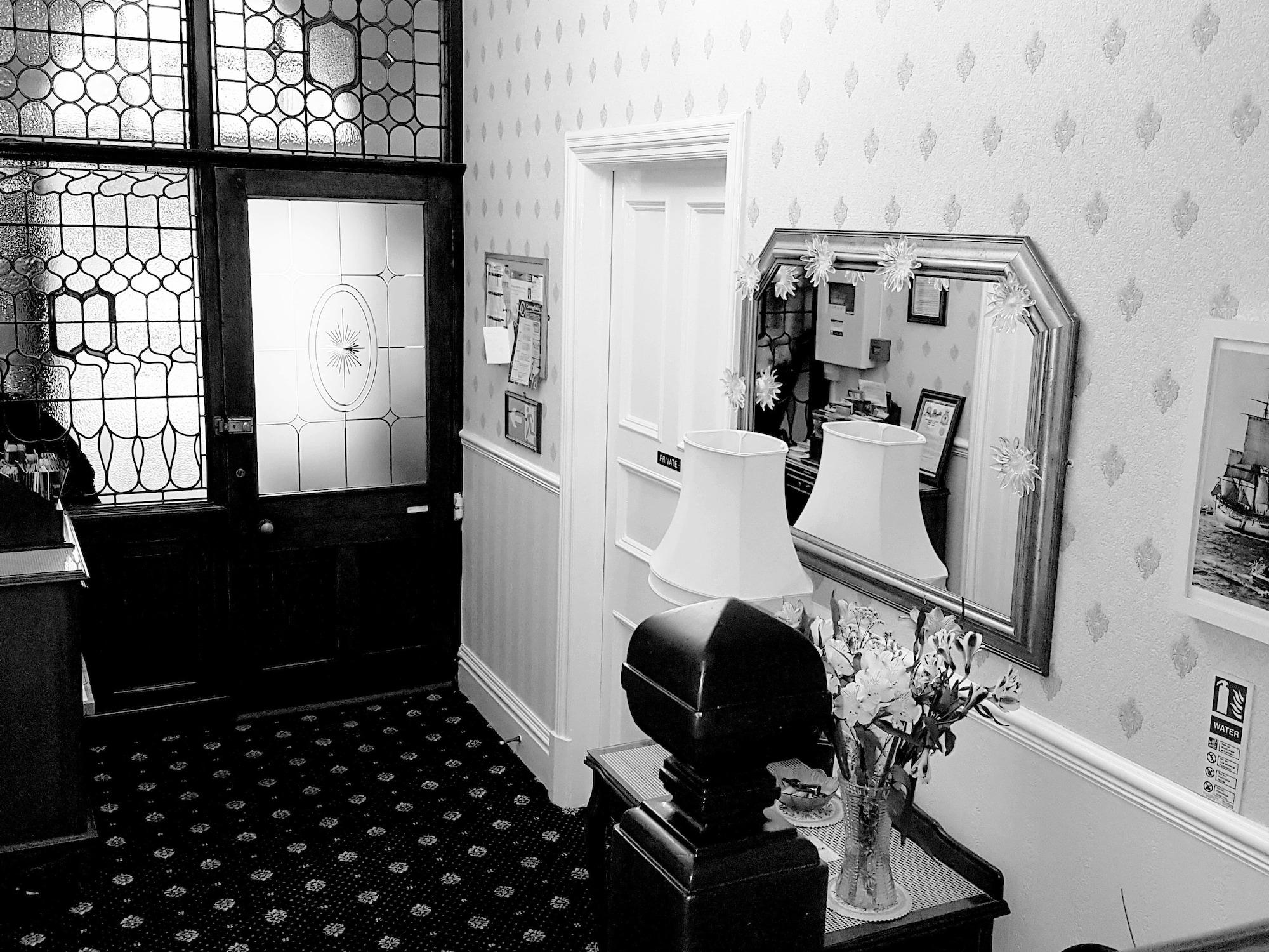 Vista Lobby Crescent Lodge Guest House