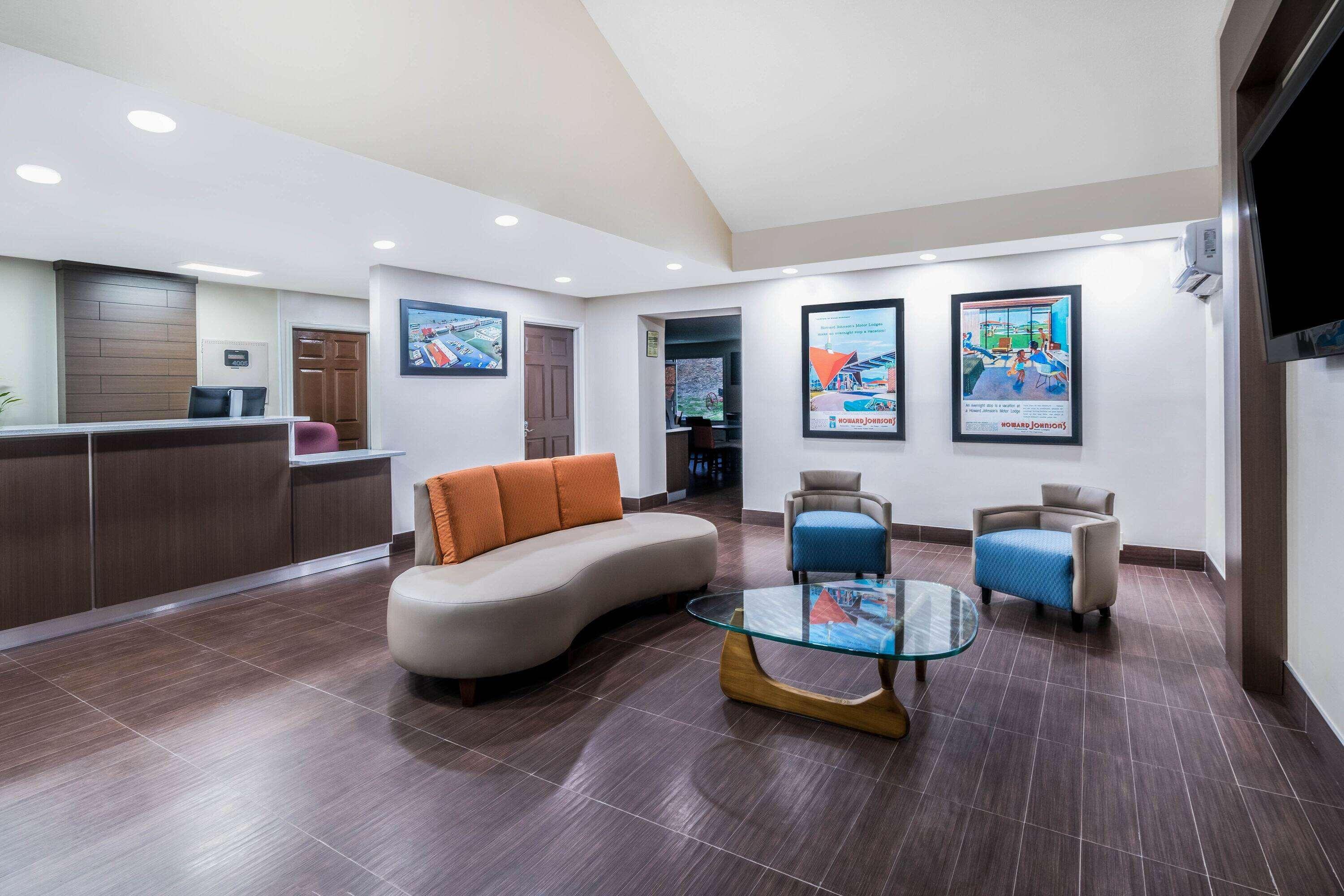 Vista Lobby Howard Johnson by Wyndham Dalton