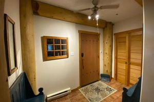 Alquiler Vacacional - Cozy Whistler Creekside Ski-in/Ski-out Cabin - w/ Whistler Village Parking Spot