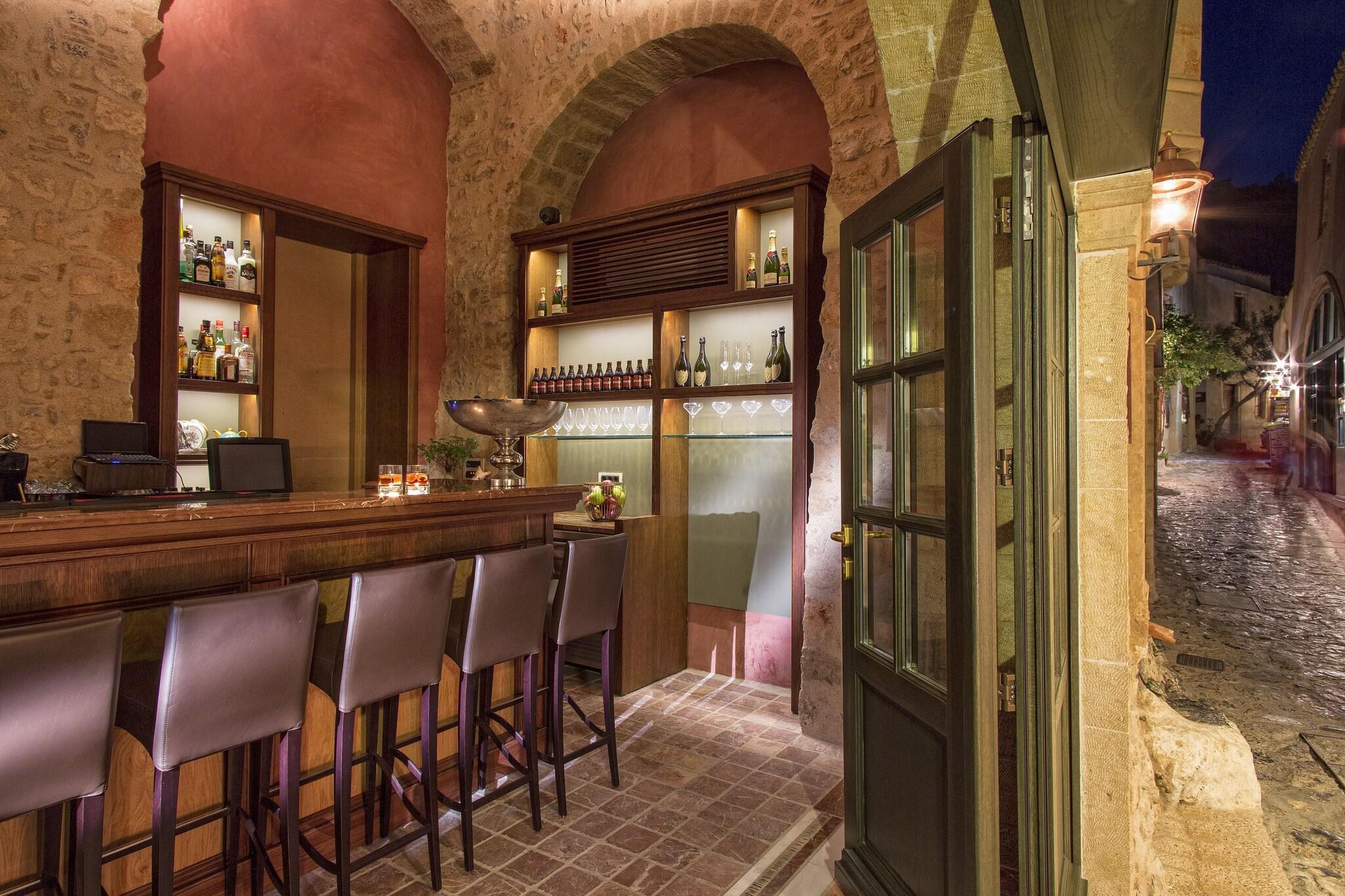 Vista Lobby Moni Emvasis Luxury Suites