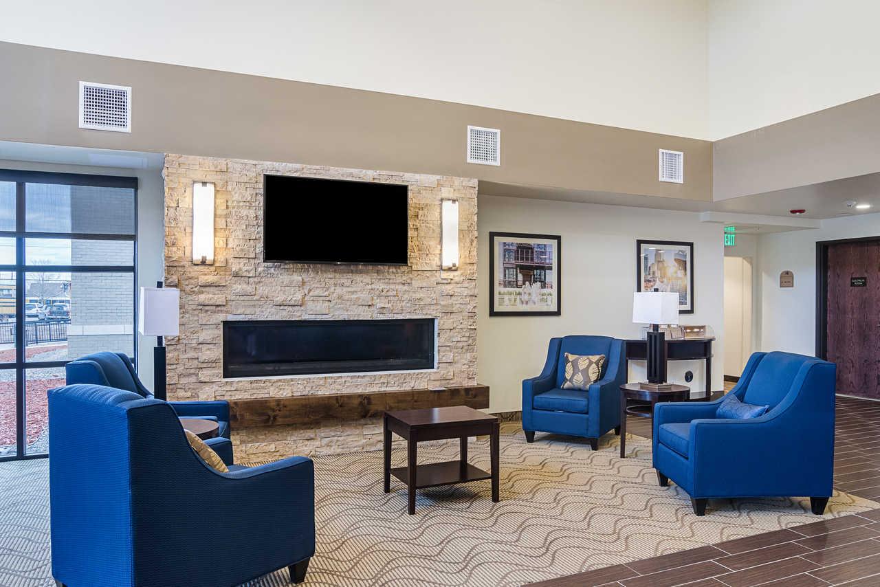 Vista Lobby Comfort Suites Near Denver Downtown