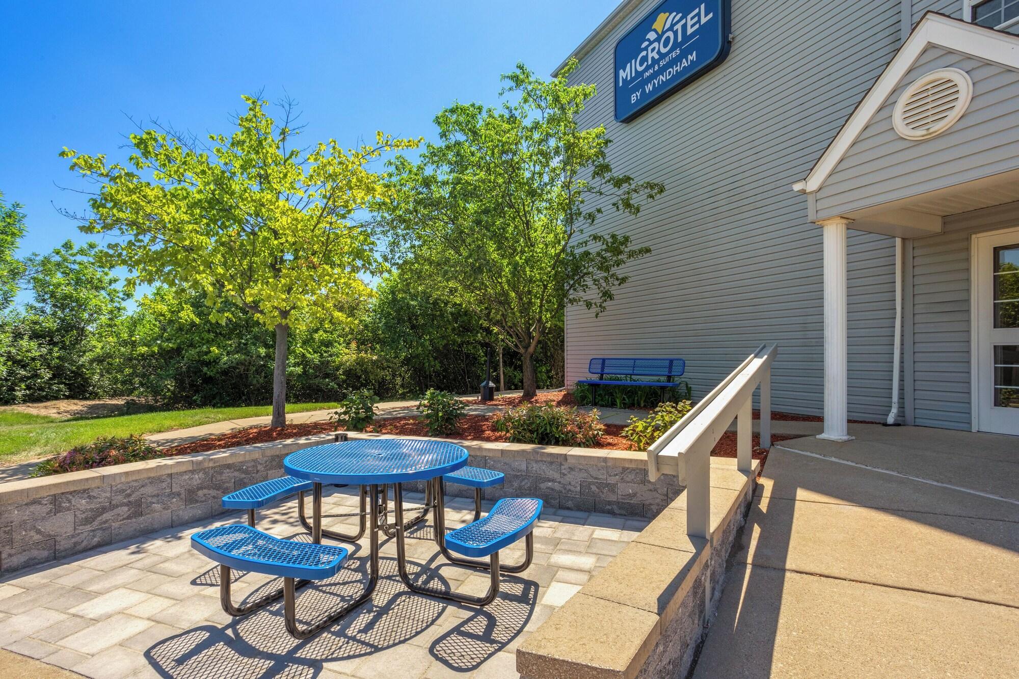 Vista Exterior Microtel Inn & Suites by Wyndham Ann Arbor