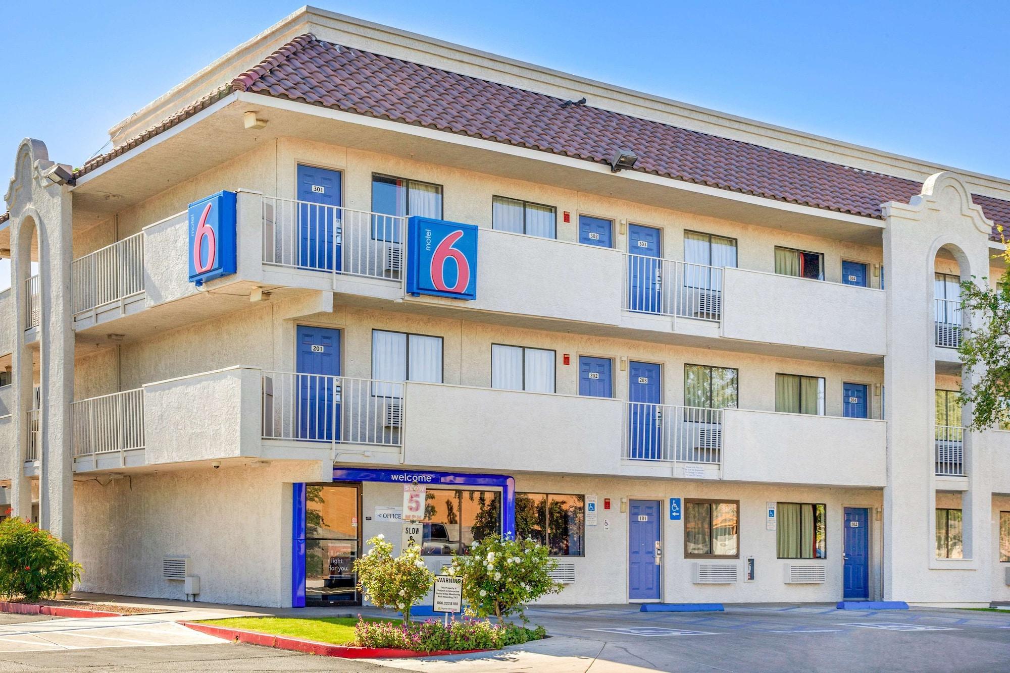 Vista Exterior Motel 6 Phoenix, AZ - West