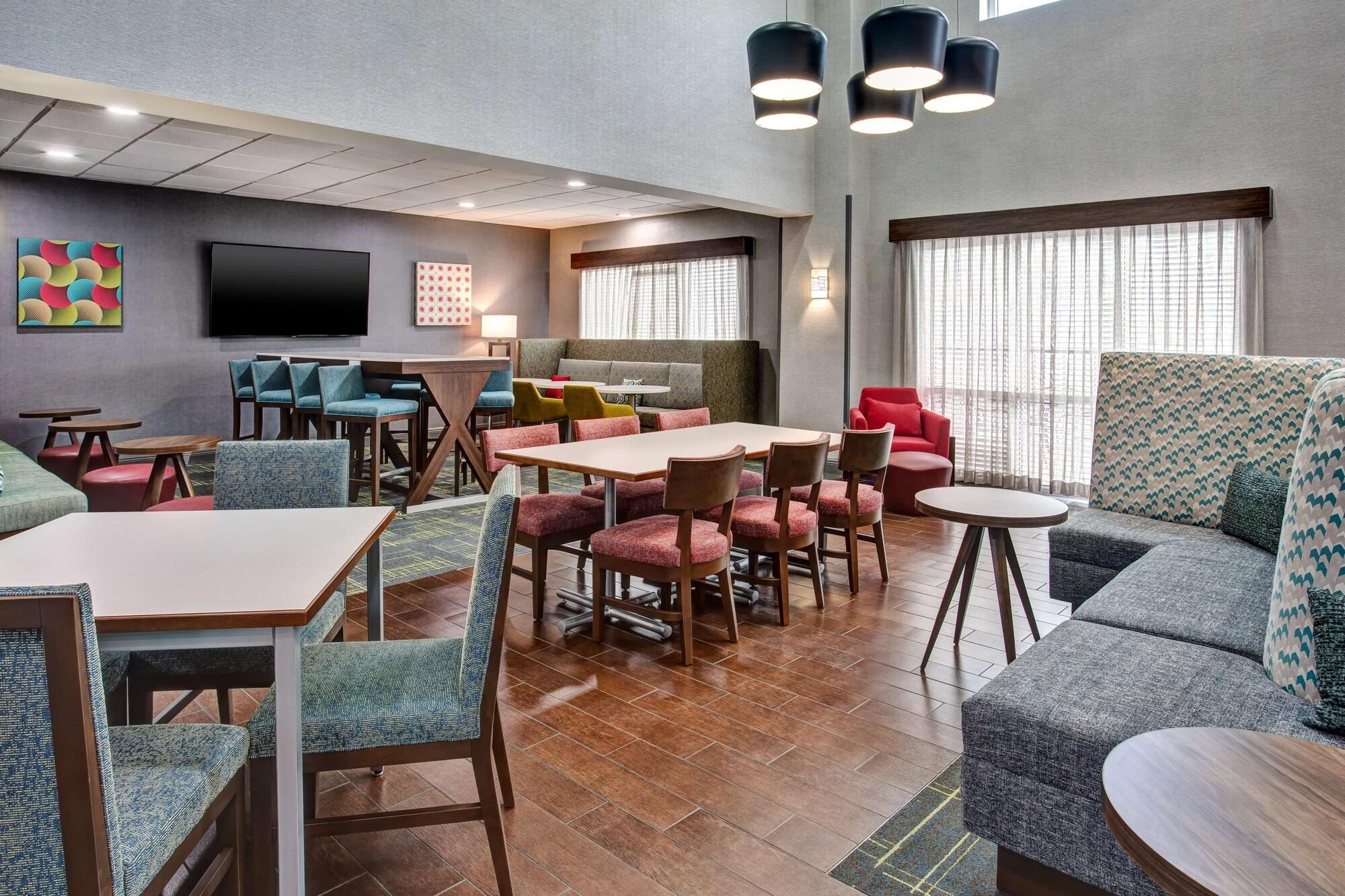 Vista Lobby Hampton Inn & Suites - Cape Coral/Fort Myers Area, FL