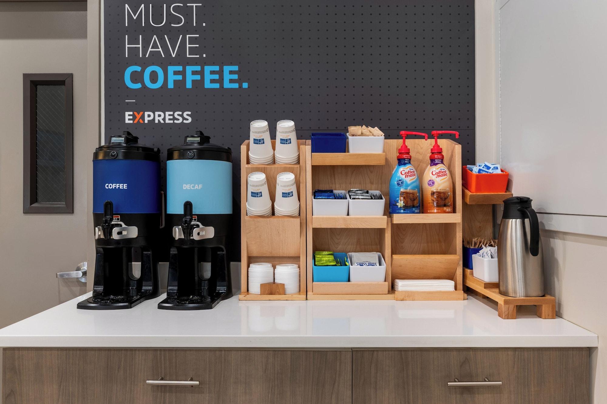 Bar/Salón Holiday Inn Express & Suites Bronx - Zoo Area by IHG