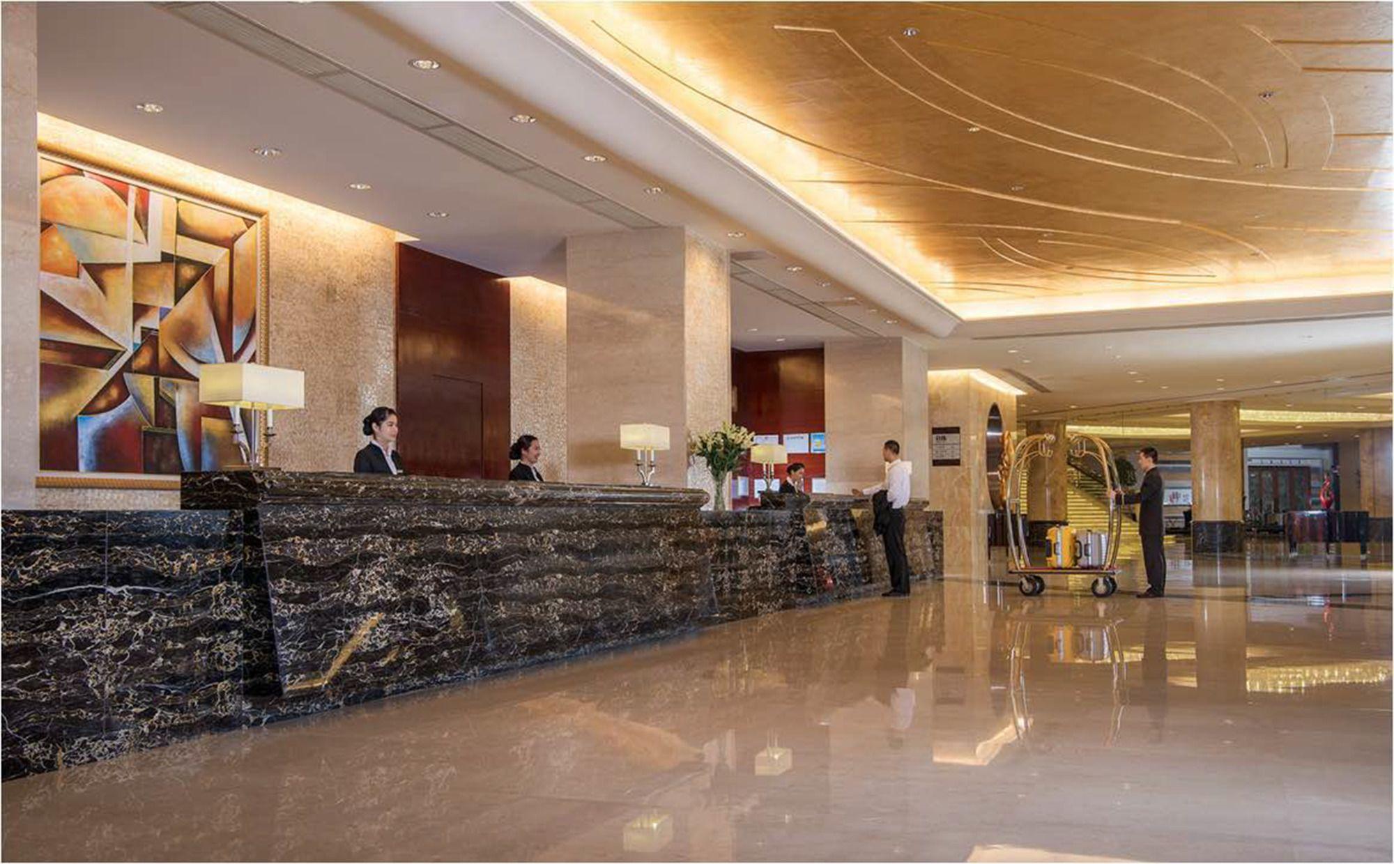 Vista Lobby Venus Royal Hotel