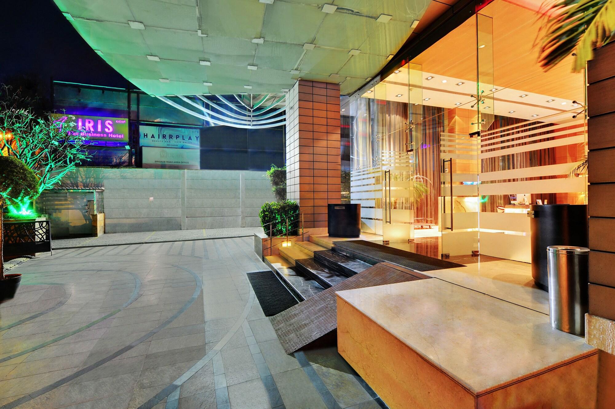 Vista Exterior Iris Hotel