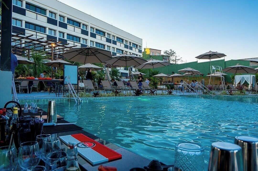 Vista Piscina Hotel Thermas da Mata - Cotia próximo ao Parque Anmália