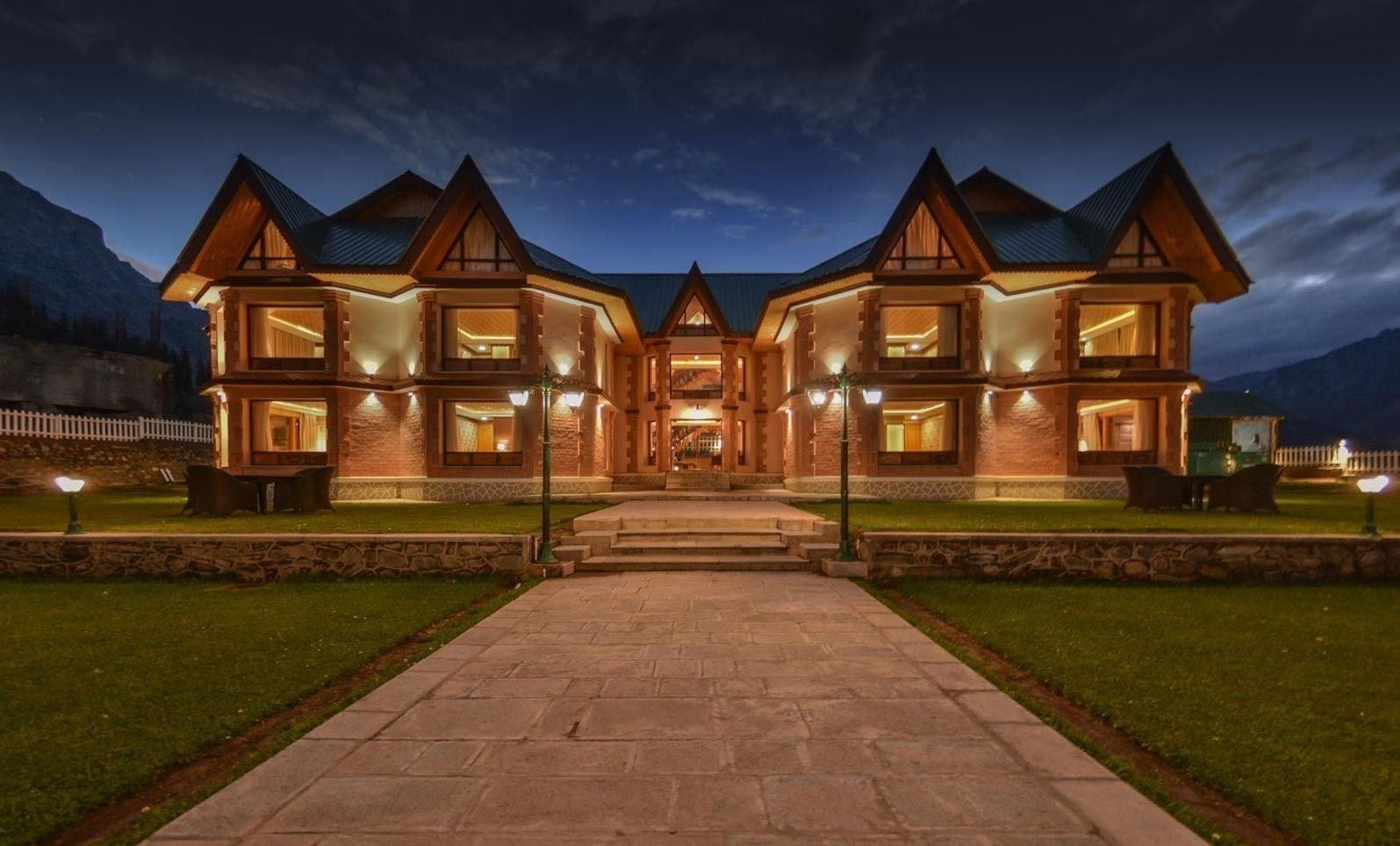 Varios Hotel Village Walk