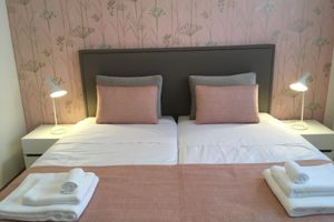 Alquiler Vacacional - Enjoy modern comfort and private heated pool at Casa Ambiente Verde