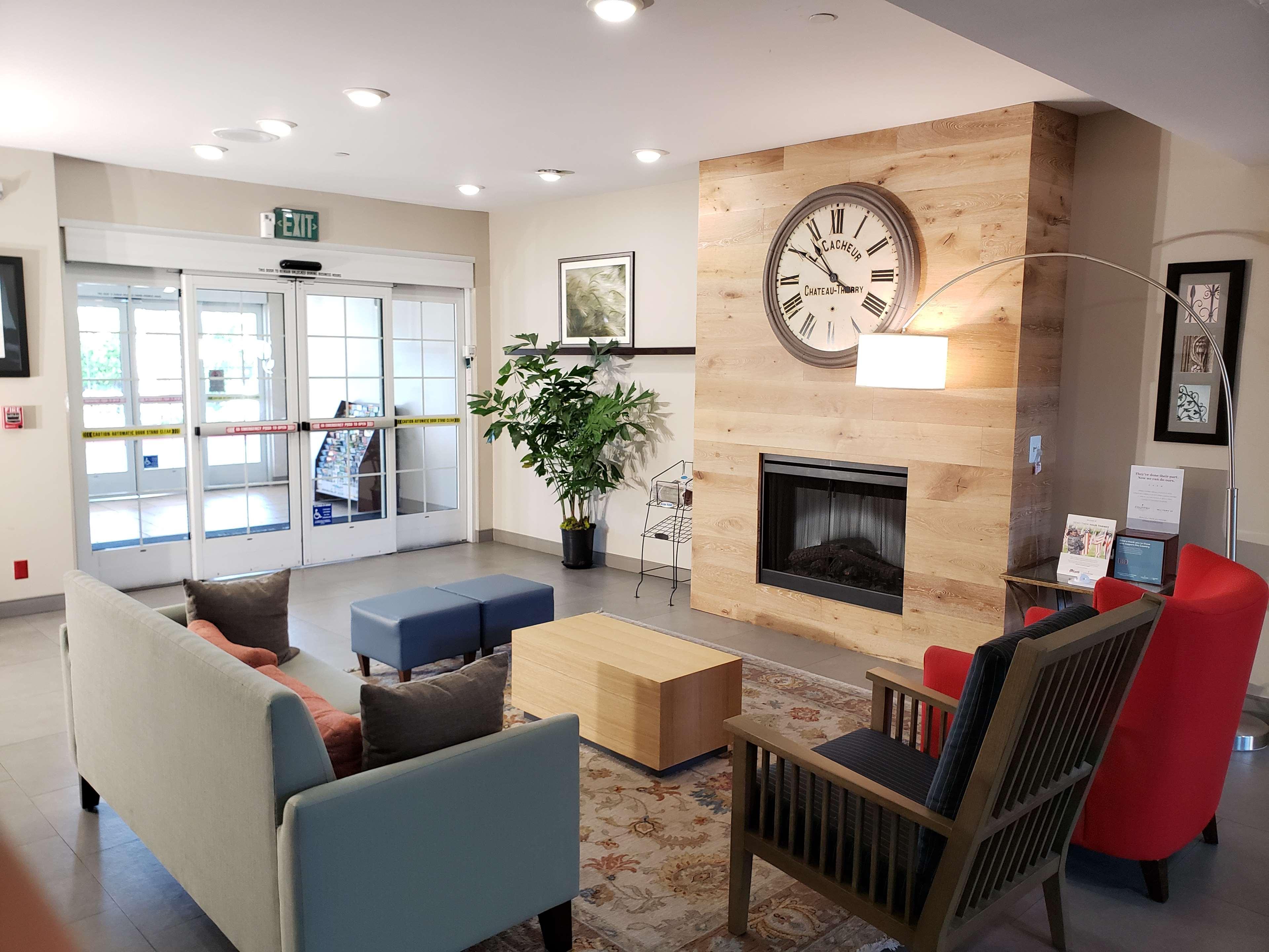 Vista Lobby Country Inn & Suites by Radisson, San Bernardino (