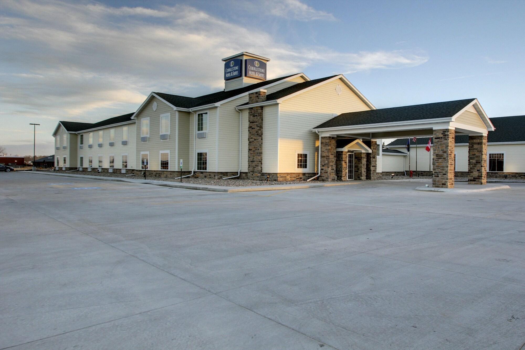 Vista Exterior Cobblestone Hotel & Suites – Broken Bow