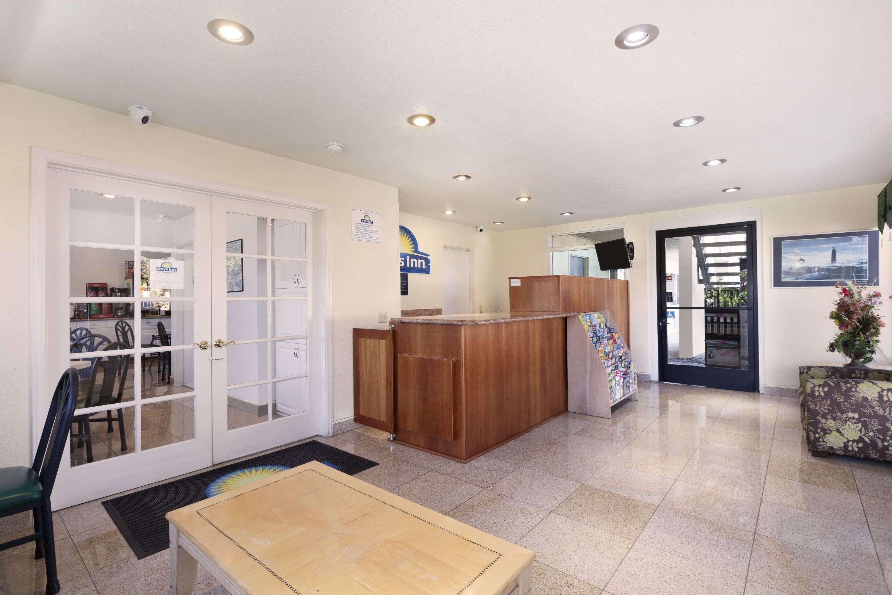 Vista Lobby Days Inn by Wyndham Oceanside