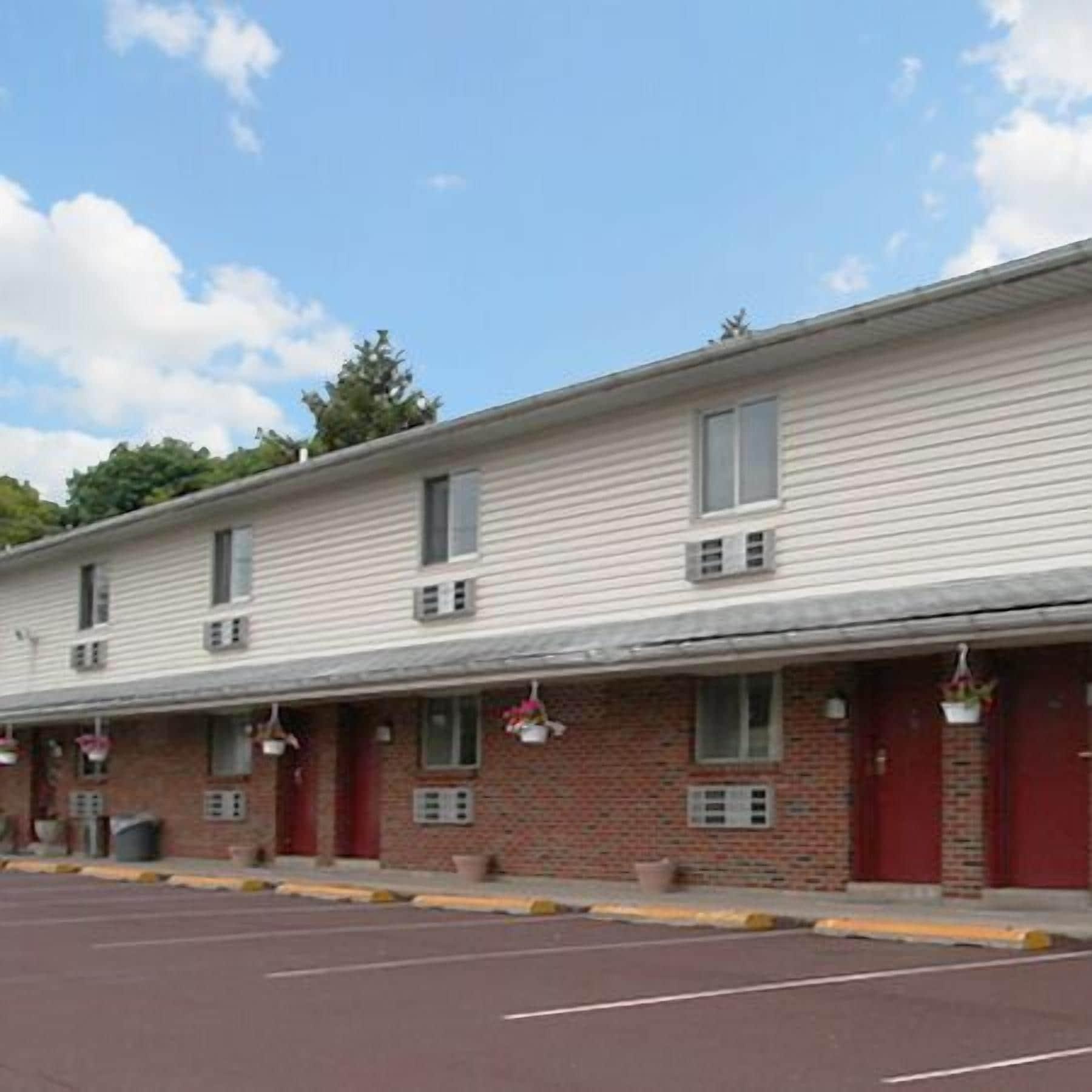 Vista Exterior Knights Inn Center Valley