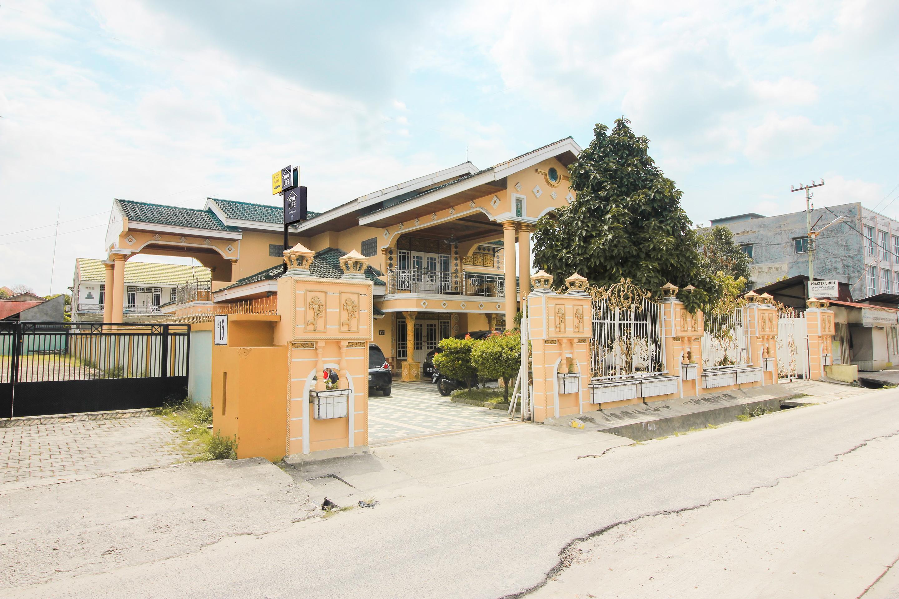 Vista Exterior OYO Life 2553 Kost Daya