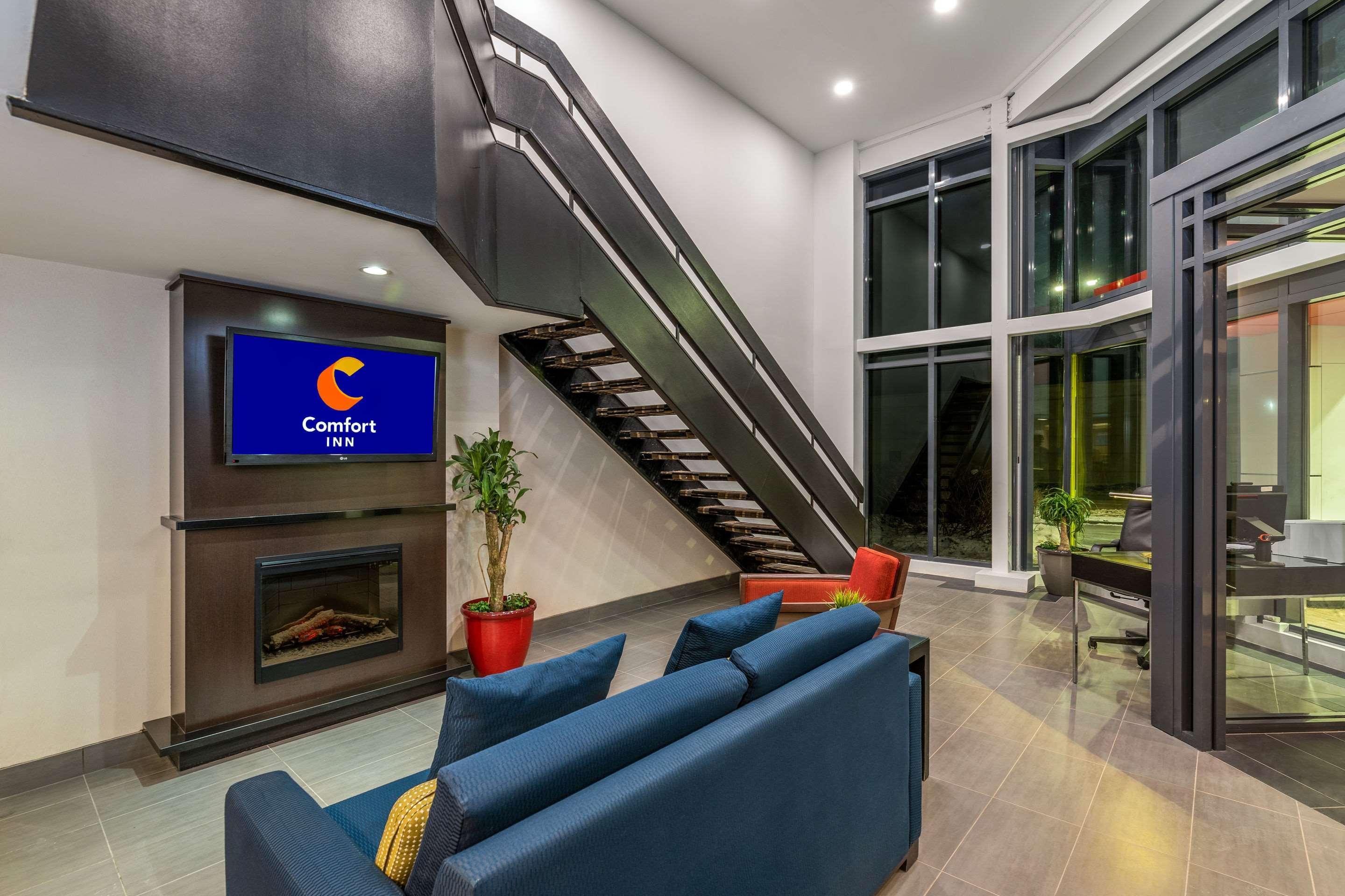 Vista Lobby Comfort Inn Winnipeg Airport